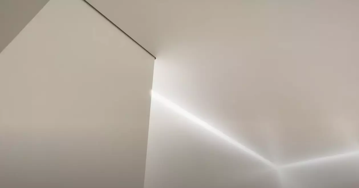 Морозостойкий натяжной потолок со световыми линиями