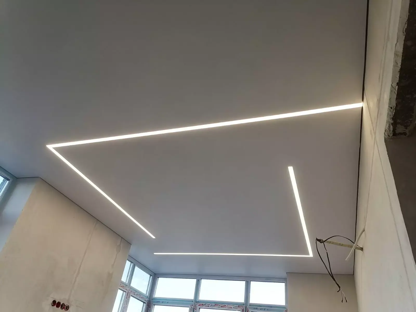 Натяжной потолок со световыми линиями в зал — Новочебоксарск, Винокурова, 61, фото 2